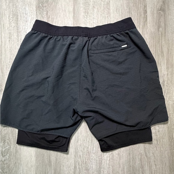 Vuori Stockton Short Lined Men’s Medium Black and Gray - Picture 2 of 8